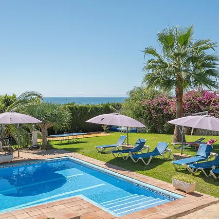 Villa Oasis: Beachside Retreat With Heated Pool & Games Marbella