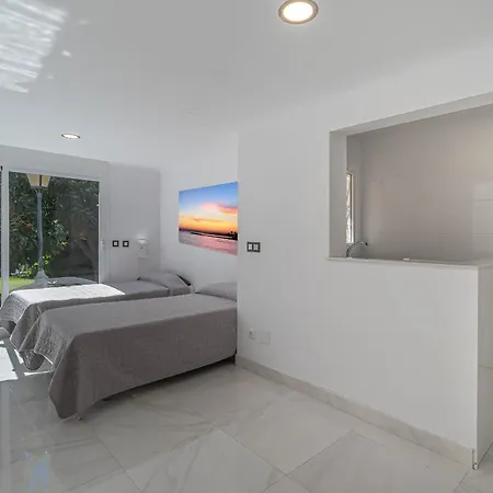 Oasis: Beachside Retreat With Heated Pool & Games Villa Marbella
