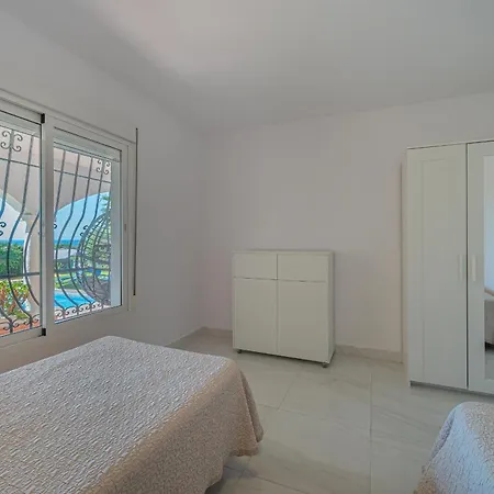 Villa Oasis: Beachside Retreat With Heated Pool & Games *