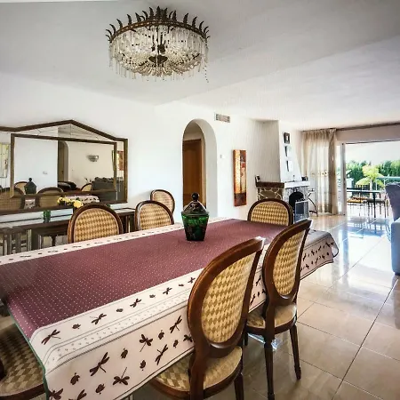 Villa Oasis: Beachside Retreat With Heated Pool & Games Marbella